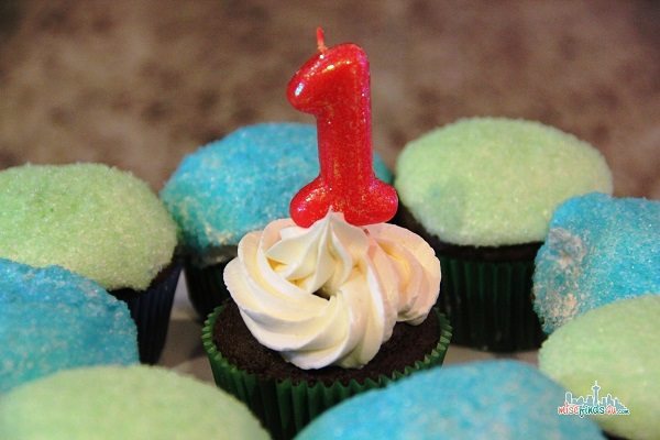 birthday cupcakes made from a mix with homemade frosting - Stress Free Birthday Parties: First Birthday Party Ideas