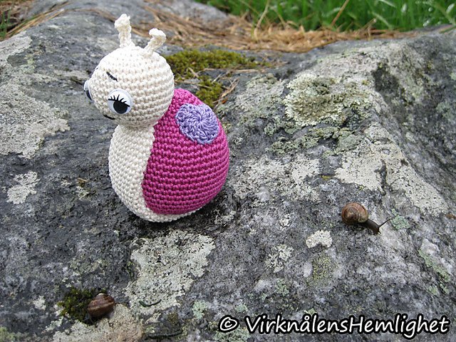 GET THE FREE CROCHET PATTERN HERE -  Sweet Girl Snail by Virknalens Hemlighet